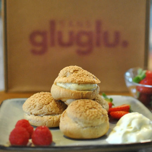 Choux à la vanille sans gluten de sansgluglu avec garniture de crème à la vanille, box de pâtisserie sans gluten.