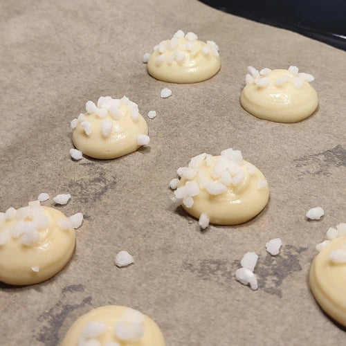 Chouquettes sans gluten de sansgluglu, box de pâtisserie sans gluten avec perles de sucre.