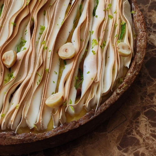Part coupée de la tarte au citron meringuée sans gluten de sansgluglu, box de pâtisserie sans gluten.