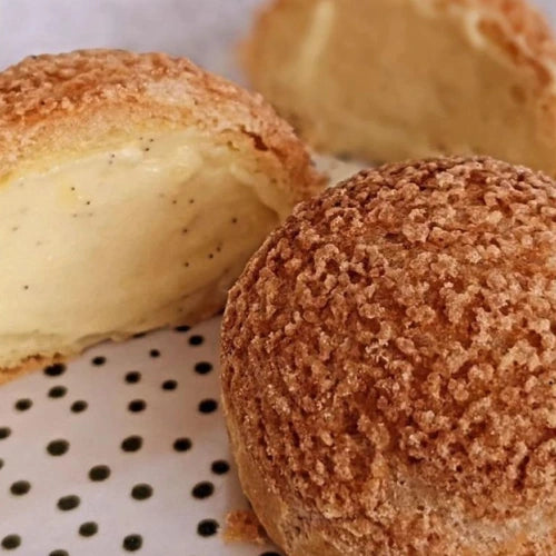 Chou à la vanille sans gluten de sansgluglu avec garniture de crème à la vanille, box de pâtisserie sans gluten.