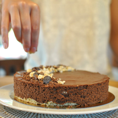 Trianon au chocolat sans gluten de sansgluglu, box de pâtisserie sans gluten, décoré pour servir.
